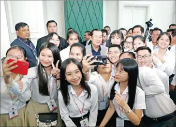  ?? HUN SEN FACEBOOK PAGE ?? Prime Minister Hun Sen takes a selfie with Grade A students at the Peace Palace.