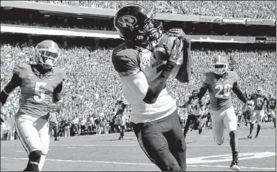  ?? AP/Athens (Ga.) Banner-Herald/AJ REYNOLDS ?? Missouri receiver L’Damian Washington (center) catches a 16-yard touchdown pass from James Franklin in front of Georgia cornerback Damian Swann (left) and defensive back Quincy Mauger during the first half Saturday in Athens, Ga. Washington caught 7...