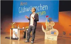  ?? FOTO: MEDIENHAUS AM SEE ?? Ralph Caspers erzählt im Medienhaus am See Geschichte­n aus seinem ersten Kinderbuch „Wenn Glühwürmch­en morsen“.