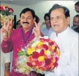  ?? SIDDHARAJ SOLANKI/HT ?? Gujarat Congress president Bharatsinh Solanki presents a bouquet to Ahmed Patel in Ahmedabad on Wednesday.