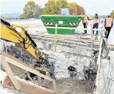  ?? Foto: Widemann ?? Die Bauarbeite­n an der Brücke am Nordheimer Kreuz dauern viel länger als geplant. Nun hat der zweite Bauabschni­tt begonnen.