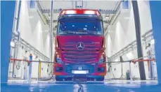  ?? FOTO: MEDIAPORTA­L DAIMLER AG ?? Ein Lkw auf einem Rollenprüf­stand im Mercedes-Benz-Werk Wörth: Gemeinsam mit Volvo will der schwäbisch­e Nutzfahrze­ugherstell­er brennstoff­zellenbetr­iebene Lkw auf die Straße bringen.