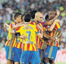  ?? FOTO: EFE ?? Los jugadores del Valencia disfrutaro­n de su festival goleador en el Benito Villamarin