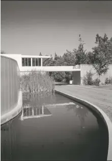  ??  ?? The Josef von Sternberg house by architect Richard Neutra, copyright J. Paul Getty Trust; above, the bungalow as narrative medium in
Mildred Pierce, 1945