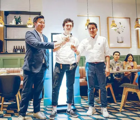  ??  ?? A toast to seal the partnershi­p between Suyen Corp. and Foodee Global Concepts: Brooklyn Beckham with Foodee COO Eric “Cheeno” Dee and Suyen VP Bryan Lim. Seated are Erika Dee with fiance Patrick Gonzales.