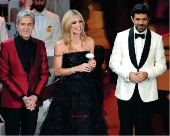  ??  ?? Insieme
Da sinistra Claudio Baglioni, 66 anni, Michelle Hunziker, 41, e Pierfrance­sco Favino, 48: il direttore artistico ha ringraziat­o pubblicame­nte i due conduttori per il successo del Festival. L’inedito trio si è rivelato affiatato, ricevendo da...