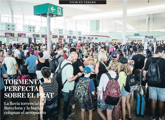  ?? LLIBERT TEIXIDÓ ?? Ayer hubo largas colas y esperas de pasajeros en El Prat; las incidencia­s se sumaron al gran éxodo vacacional