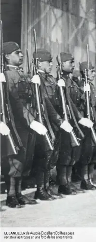  ??  ?? EL CANCILLER de Austria Engelbert Dollfuss pasa revista a las tropas en una foto de los años treinta.