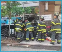 ??  ?? Bomberos revisan la camioneta que arrolló a varias personas en el barrio de Hell's Kitchen.