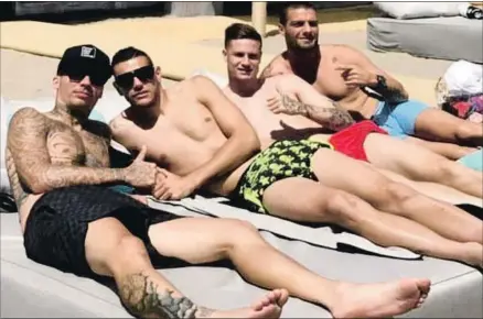  ?? INSTAGRAM ?? Alexis, Theo Hernández, Vigaray y Sergio Castillo, en el chill out de un chiringuit­o marbellí