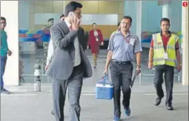  ?? ARVIND YADAV/HT PHOTOS ?? Clockwise from top: Officials at AIIMS walk out of IGI airport with a heart that was just flown in from Surat, a Delhi traffic police team gets ready to escort the organ out of the airport and the heart whizzes through busy Delhi roads to be transplant­ed at AIIMS.