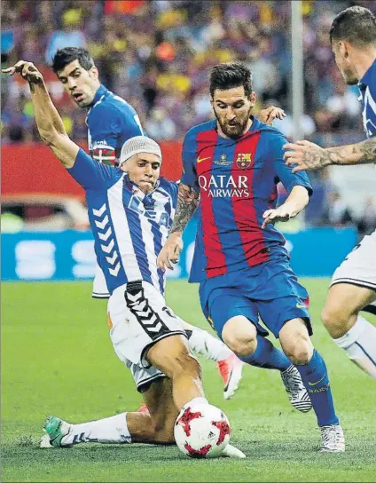  ??  ?? Marcos Llorente intenta parar a Messi, que fue una pesadilla para el conjunto alavesista