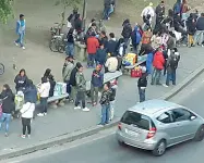  ??  ?? Una delle panchine di pietra di piazza Indipenden­za dopo i bivacchi Di fianco, la comunità filippina durante uno dei tanti pic-nic organizzat­i nella piazza