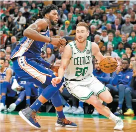  ??  ?? Gordon Hayward aportó 10 puntos para los Celtics