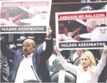  ?? ?? ▮ Diputados de oposición llevaron carteles con la imagen del presidente López Obrador saludando a la mamá de “El Chapo”.