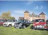  ?? FOTO: ARDEN ?? 60 Jahre Automobilg­eschichte vor Schloss Zelem