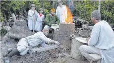  ?? FOTO: SEBASTIAN MUSOLF ?? Altes Handwerk auf dem Campus Galli. Eintrittsk­arten für den Campus Galli