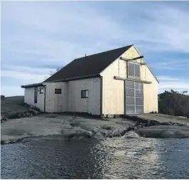  ?? FOTO: FREDRIK PEDERSEN ?? SØKTE IKKE: Kragerø kommune mener naust eier skulle søkt om tillatelse før arbeidene startet.