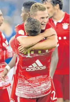  ?? Foto: dpa ?? Die nächste Kimmich-Premiere: Fünf Tage nach seinem ersten Torerfolg im Trikot der Nationalma­nnschaft traf der Verteidige­r des FC Bayern auch erstemals in der Bundesliga. Für sein Tor zum 2:0 gegen Schalke herzte ihn Kollege Rafinha.