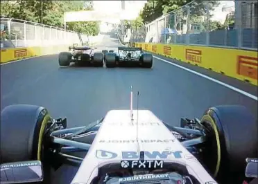  ??  ?? Und es hat Bumm gemacht: Vor der Nase von Sergio Perez im rosafarben­en Force India rammt ein wütender Sebastian Vettel (l.) seinen Rivalen Lewis Hamilton. Foto: twitter