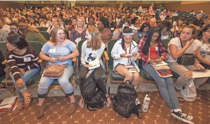  ?? GARY PORTER/ALVERNO COLLEGE ?? New students gather in the Pitman Theatre for Alverno College’s Convocatio­n in August. Alverno College has become the first higher education institutio­n in Wisconsin to become a Hispanic-Serving Institutio­n.