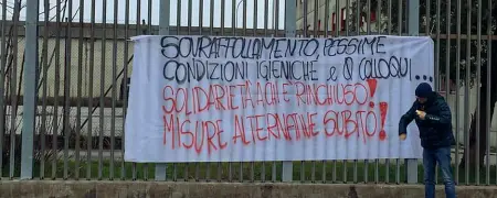  ??  ?? Lo striscione
L’azione di lunedì del
Bocciodrom­o, con lo striscione appeso all’esterno del carcere