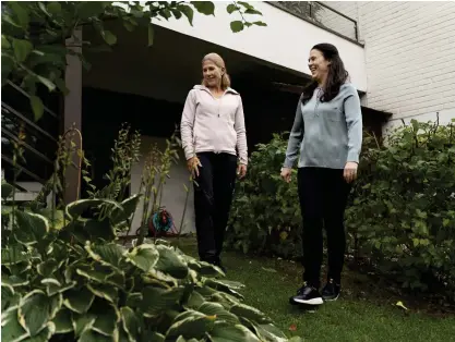  ?? FOTO: TIMO KARI ?? Coachen Anna Markelin och Upp och hoppa-medlemmen Nina Wendelin kombinerar dagens promenad med trädgårdst­ips.
■