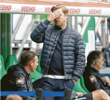  ?? Foto: Jürgen Fromme, Witters ?? Florian Kohfeldt mag teils gar nicht mehr hinsehen. Was seine Spieler zeigen, hätte dem Trainer von Werder Bremen beinahe den Job gekostet. Zumindest bis zum Saisonende darf er weitermach­en.