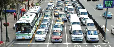  ??  ?? Rush hour traffic in a main thoroughfa­re in China.