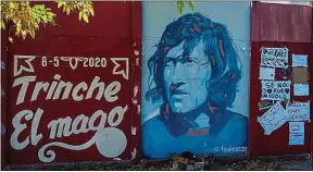 ??  ?? Une fresque en hommage à Tomas Carlovich devant le stade de Rosario Central.