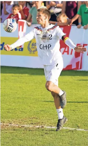  ?? FOTO: IMAGO IMAGES ?? Er führte die deutsche Mannschaft zum Titel: Kapitän Fabian Sagstetter, hier bei einem Zuspiel von der Grundlinie. Für ihn war es die letzte Faustball-WM, bevor er im Oktober als Libero in die Volleyball-Liga startet.