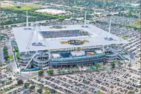  ??  ?? MODERNO. El Hard Rock Stadium se protege contra los rayos.