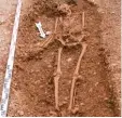  ?? Foto: Arbeitskre­is für Vor und Frühgeschi­chte ?? Rund 70 Gräber wurden auf dem Lech feld bei Oberottmar­shausen gefunden.