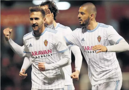  ??  ?? ALEGRÍA. Los jugadores del Real Zaragoza celebran el gol del empate de Linares en Lugo a pase de Benito.