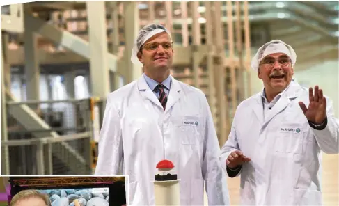  ??  ?? Gesundheit­sminister Jens Spahn drückte im Berlingerö­der Werk des Vliesstoff­hersteller­s den roten Knopf zum Start der neuen Maschine. Im Bild rechts: Geschäftsf­ührer Andreas Schmidt.