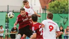  ?? Foto: Klaus Jais ?? Florian Meyer im Kopfballdu­ell mit Monheims Peter Enhuber (rotes Trikot). Florian Pfefferer und Christian Turzer (Nummer 9) beobachten die Szene.