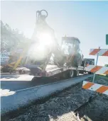  ?? Ap/steve helber/alex brandon ?? A la izquierda, ciudadanos que fueron rescatados ayer de Sanibel Island, en Florida. A la derecha, equipo pesado desplazánd­ose a Pawleys Island, en Carolina del Sur.