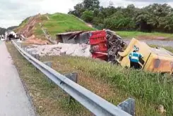  ??  ?? SEORANG maut dan dua lagi cedera dalam kemalangan membabitka­n lori tiga tan di Kilometer 114.4 Lebuhraya Pantai Timur menghala ke Kuantan.