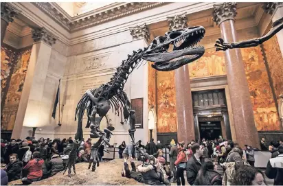  ?? FOTO: IMAGO ?? Kassenbere­ich im American Museum of Natural History: In dem New Yorker Haus entscheide­n die Besucher, welchen Eintrittsp­reis sie zahlen wollen.