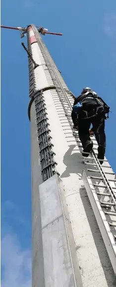  ?? Foto: Adrian Bauer ?? Schwindelf­rei sollte man sein, wenn man, wie Jürgen Heuberger, auf die Masten klet tert. Diese sind bis zu 184 Meter hoch.