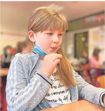  ?? FOTO: MARIO BÜSCHER (ARCHIV) ?? Seit Mai gehört der Lolli-Test zum Alltag der Wermelskir­chener Grundschul­en. Hier testet sich Schülerin Pauline von der Waldschule.