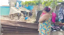  ?? TORRES ?? Un mujer junto a su hijo observan a la distancia los destrozos en una de las viviendas colapsadas/EDUARDO