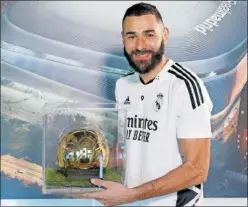  ?? ?? Benzema, con el ‘Golden Player’ entregado por ‘Tuttosport’.