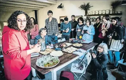  ?? LLIBERT TEIXIDÓ ?? La escritora catalana ofreció un desayuno rifeño a los periodista­s