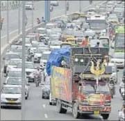  ?? SUSHIL KUMAR/HT PHOTO ?? Traffic came to a crawling pace near Akshardham as kanwariyas cross the city on Tuesday morning,