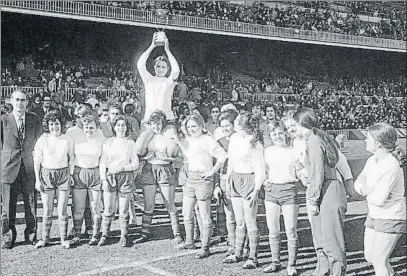  ?? FOTO: ARCHIVO FCB ?? Imma Cabecerán levanta el trofeo El primer equipo femenino del Barça debutó en el Camp Nou, en la Navidad de 1970