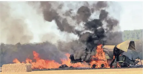  ?? FOTO: FEUERWEHR MONHEIM ?? 6000 Quadratmet­er Feld, Strohballe­n und die Ballenpres­se brannten in Baumberg.