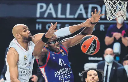  ?? FOTO: EFE ?? Alex Tyus y Bryan Dunston en el partido de Madrid. El Efes se impuso a los blancos en el último encuentro entre ambos