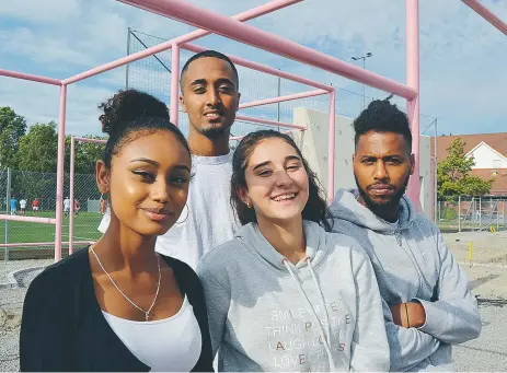  ?? FOTO:ULRICA ANDERSSON ?? FÖRST. Med strikta order om att inte röra målarfärge­n, gjordes ett första besök på den nya rosa parkourpar­ken. Freja Yousef och Izabel Alkateb är två av ungdomarna som fått vara med och bestämma hur idrottspla­tsen ska utvecklas, under ledning av bland...