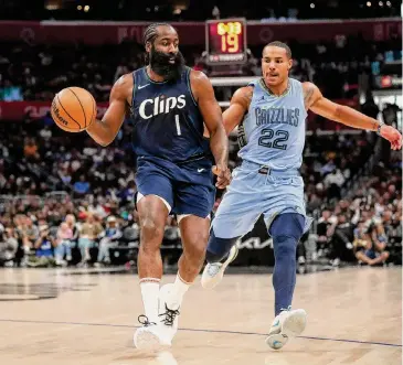  ?? Meg Oliphant/Getty Images ?? The uneven play of James Harden, left, is testing the Clippers’ patience early in his tenure with the team.